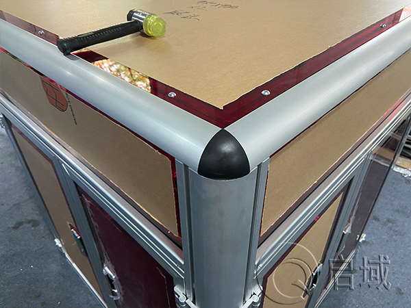 鋁型材框架紅色板材組裝細節